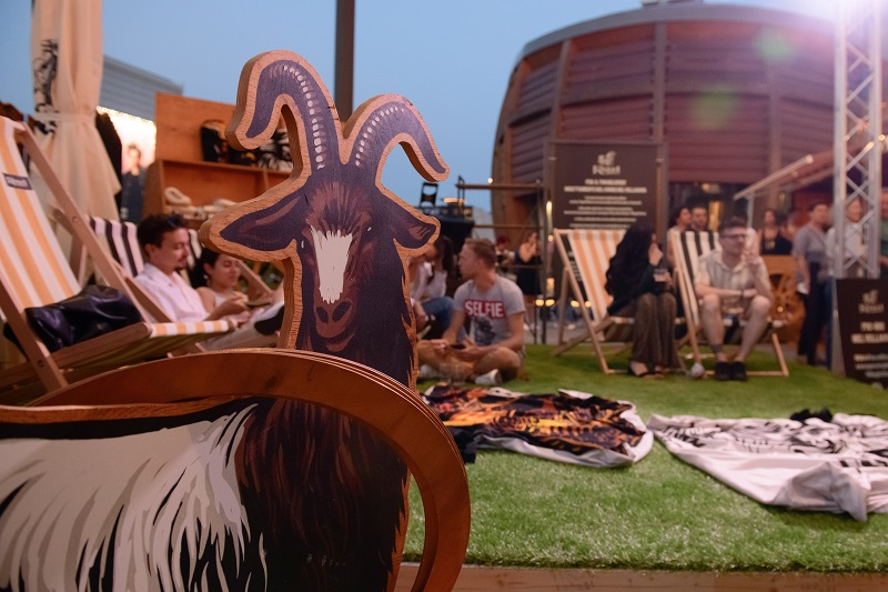Kozel fotografa la vita in città degli italiani: più occasioni per una birra in compagnia